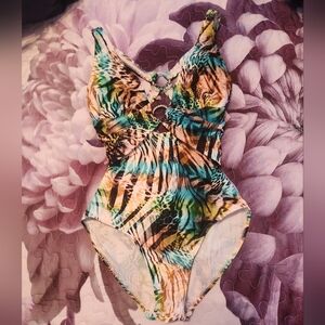 Nwot Venus 1pc Bathing Suit size 6
